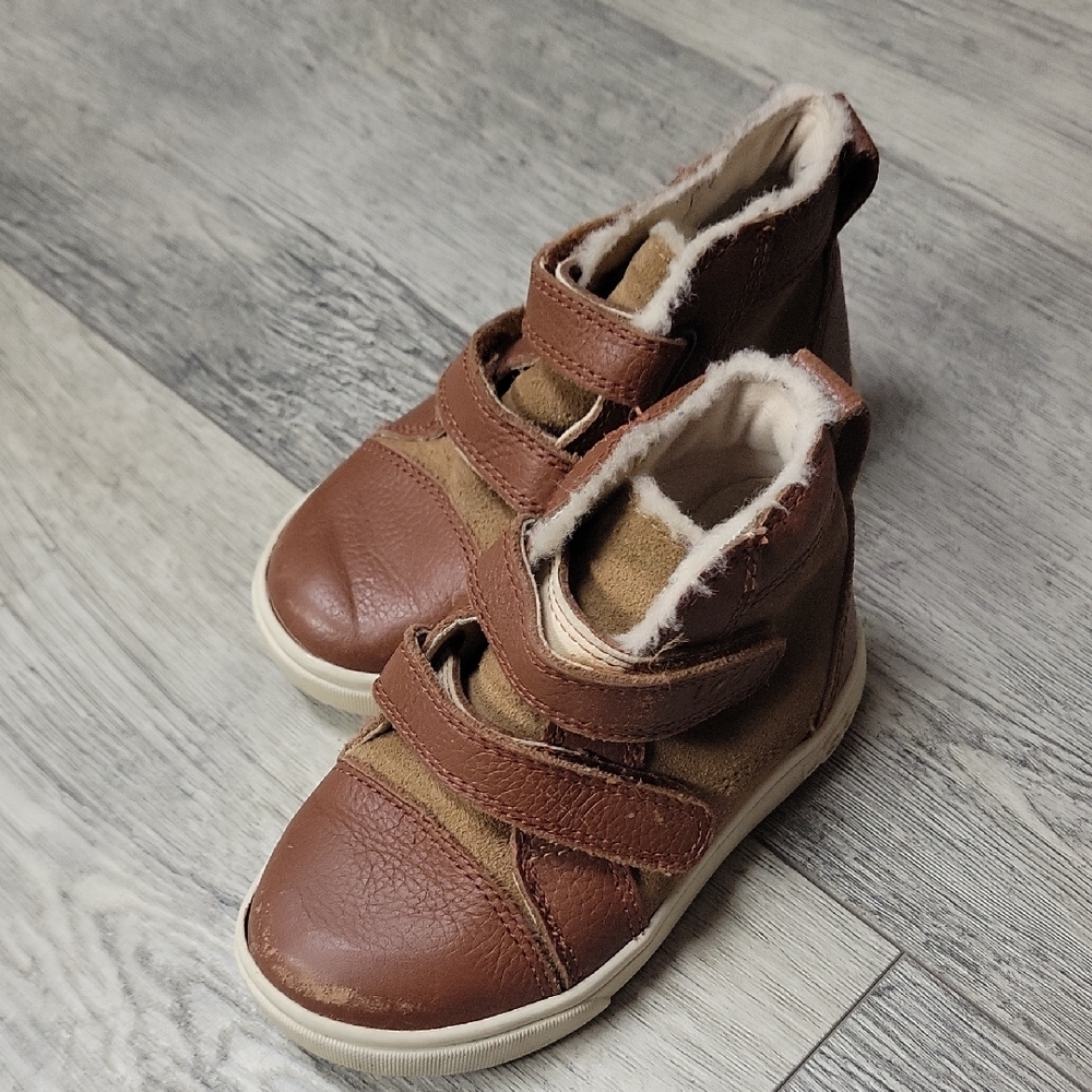 UGGS Sz 7 Kids Brown Boots with Velcro Straps
